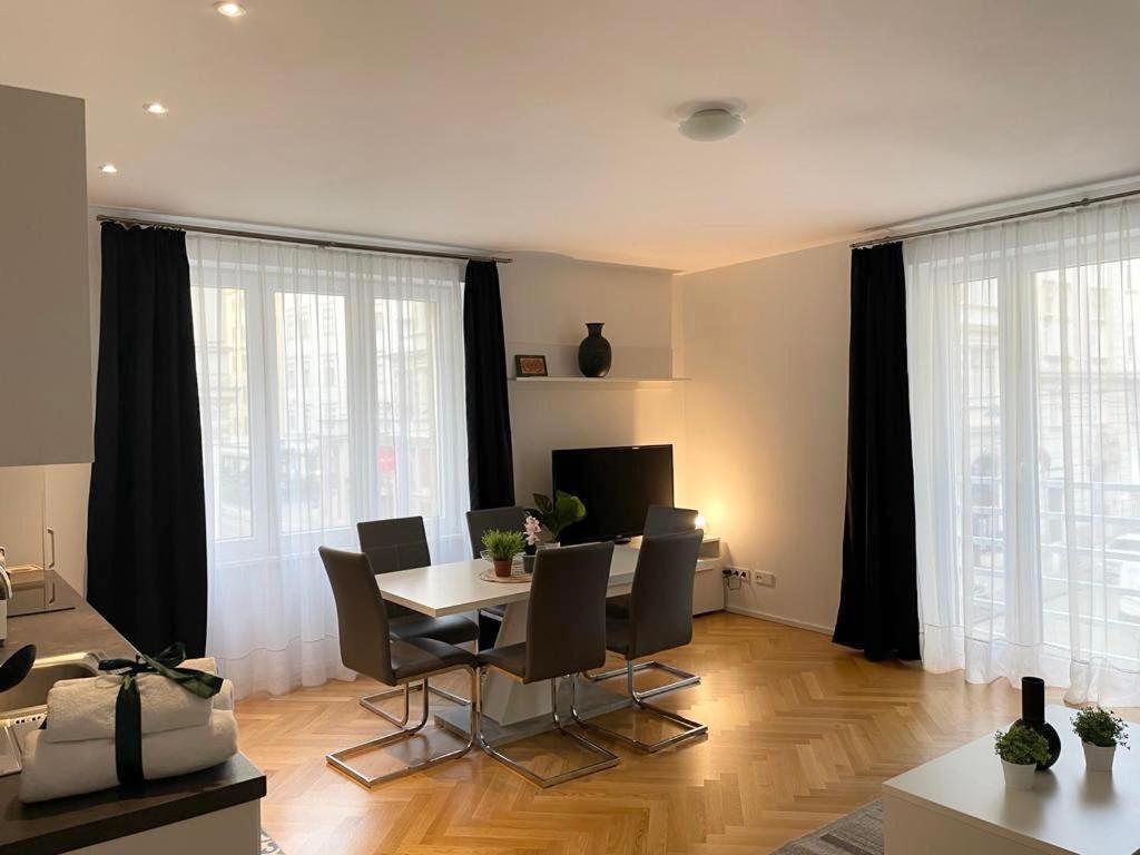 1St City La Opera Suites Виена Екстериор снимка