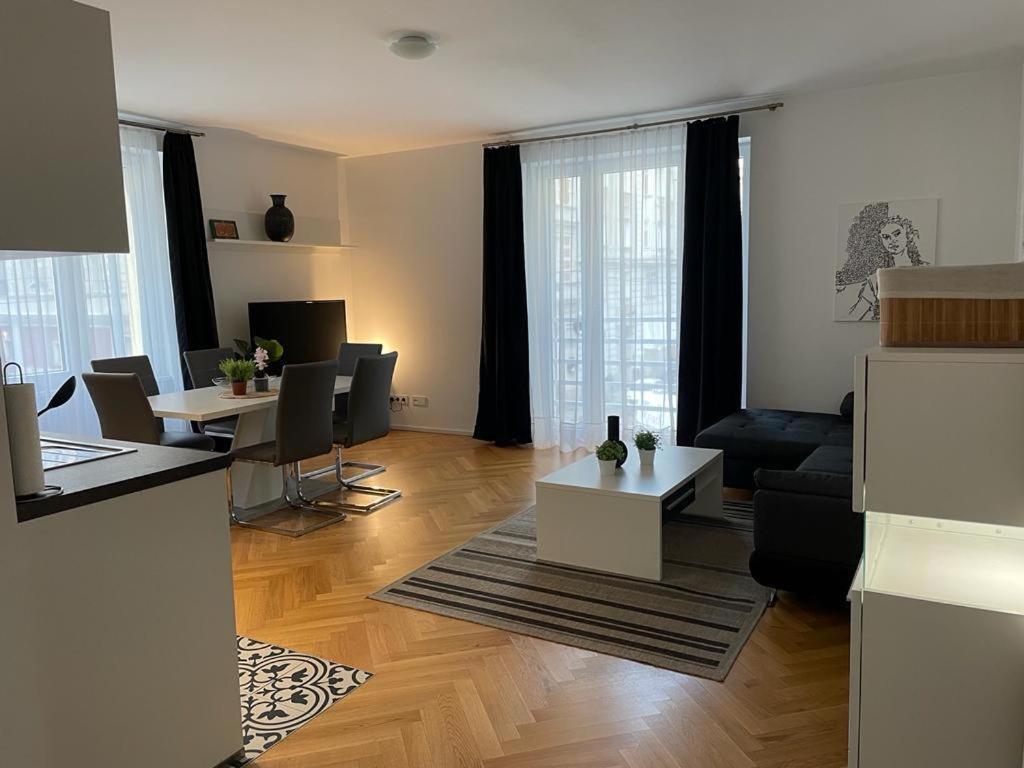 1St City La Opera Suites Виена Екстериор снимка