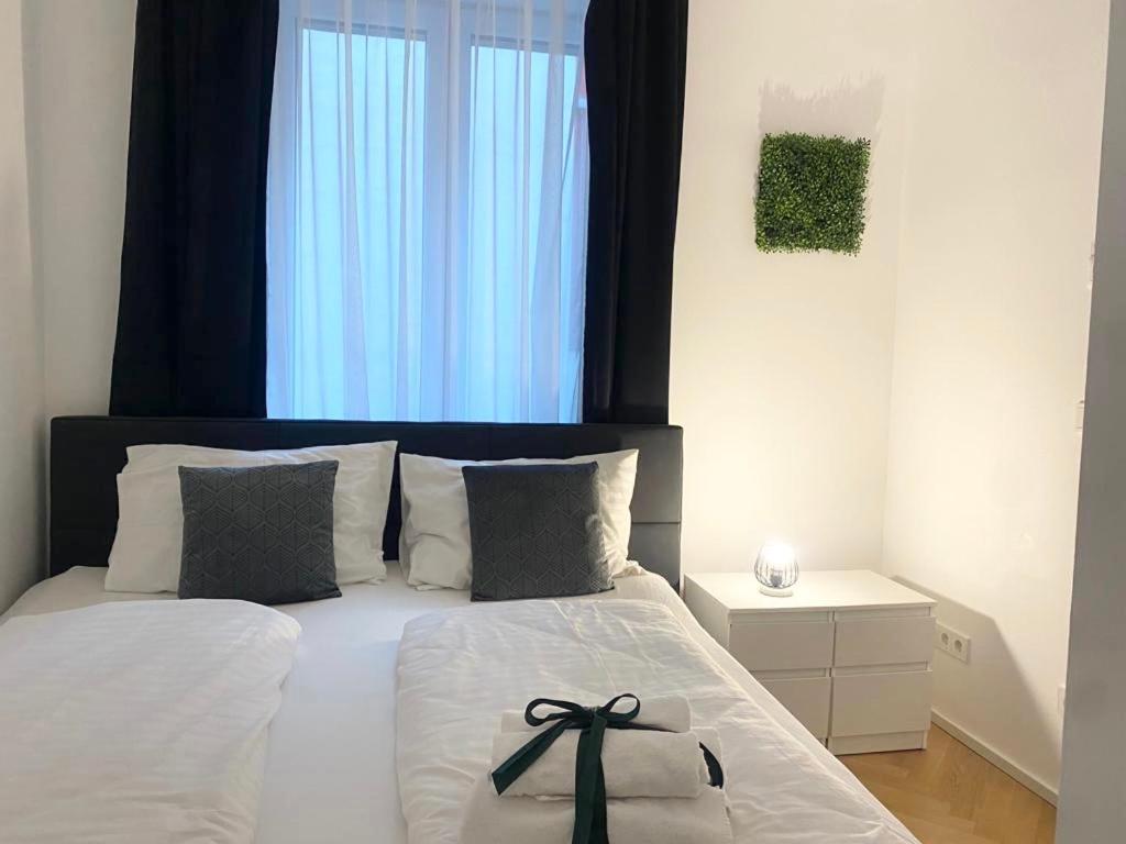 1St City La Opera Suites Виена Екстериор снимка